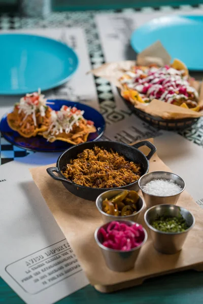 Madrid, Spanje - 20 september 2019: Echt Mexicaans eten en drinken. Authentieke Mexicaanse tafel in een leuk restaurant. — Stockfoto
