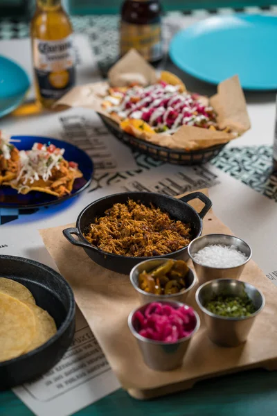 Madrid, Espanha - 20 de setembro de 2019: Comida e bebida mexicana. Mesa mexicana autêntica em um bom restaurante . — Fotografia de Stock