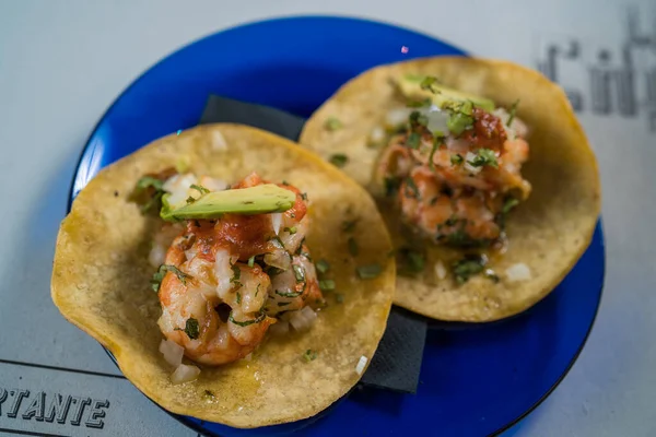 Tacos mexicanos reales en un plato. Tacos mexicanos reales en un plato. Tacos de camarón con salsa casera, limas y perejil sobre tabla de madera sobre fondo oscuro. Vista superior. Cocina Mexicana — Foto de Stock