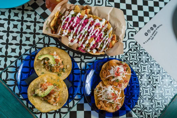 Tacos mexicains réels sur une assiette . — Photo