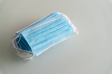 Mavi koruyucu basit cerrahi maske. 