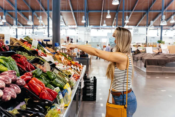 Woman with face mask buying fruit and vegetables at the central city market — Stock Photo, Image