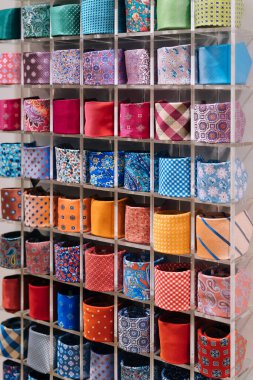 Erkekler mağazasında renkli kravat koleksiyonu