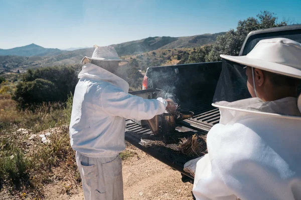Pszczelarze przygotowują materiał do zbierania miodu z plastrów miodu — Zdjęcie stockowe