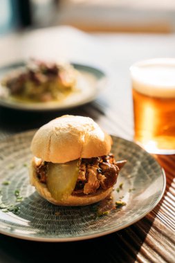 Lezzetli burger ve bir bardak bira. 