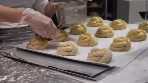 Mujer haciendo rollos de canela caseros — Vídeos de Stock