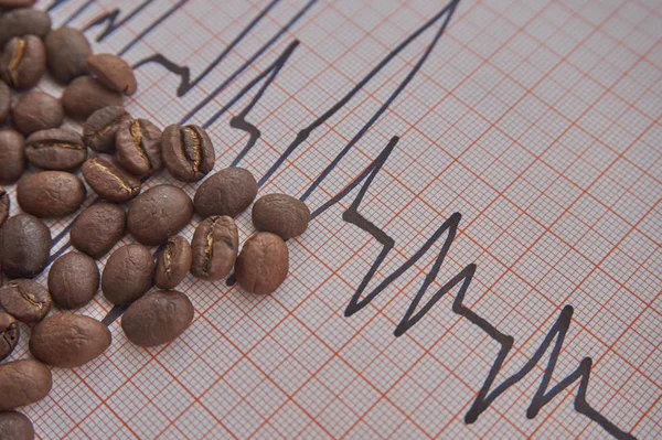 Artan bir kalp gösterilen bir EKG izlemeyi gevşek Kavrulmuş kahvenin kahve bir uyarıcı ve sağlık etkileri olarak kavramsal yendi