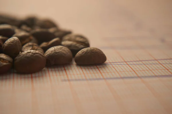 Loose Roasted Coffee Beans Ecg Tracing Showing Increased Heart Beat — Stock Photo, Image