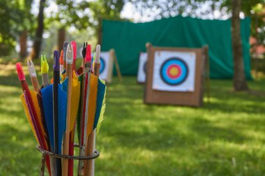Hedefler ve okları ön planda yeşil çimen genelinde düşük açılı görünüş konseptiyle amacı