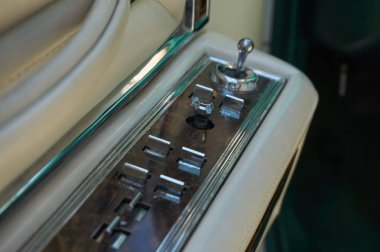 Anahtarları retro araç penceresinde kontrol. Krom, ahşap, deri