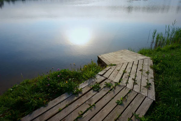 Vacker Utsikt Över Träbåt Landning Piren Vid Sjön Vid Solnedgången — Stockfoto