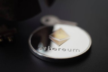 Pırıltılı gümüş Ethereum para metal anahtar ve paslı vintage kerpetenler yakın çekim. Cryptocurrency anahtar şifre, güvenli Ethereum cüzdan kavramı. kopya alanı ile seçici odak