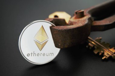 Pırıltılı Ethereum para ve altın anahtar üstünde paslı vintage kerpeten kapatın. Cryptocurrency anahtar şifre, güvenli Ethereum cüzdan kavramı. Siyah arka plan ile seçici odak ve kopya alanı