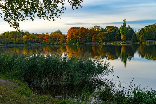 Rustige Herfst Rivier Met Reflecties Van Bomen Met Kleurrijke Gebladerte — Stockfoto
