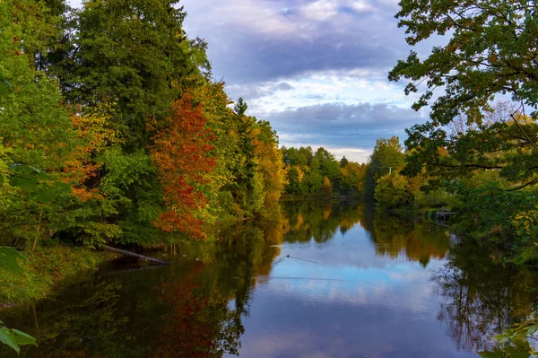 Rustige Herfst Vijver Met Reflecties Van Omringende Bomen Met Kleurrijke — Stockfoto