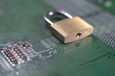 Pirinç kilit elektrik devre üzerinde Internet veri güvenliği kavramı oturuyor. Yakın çekim tam kare kopya alanı ile yukarıdan izlendi