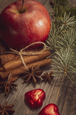 Noel düzen kavramı tarçın Anason yıldız, çam yaprakları, grup ile ahşap arka plan üzerinde kırmızı şeker ve ortak Ceviz kabukları ile clementine kalp şeklinde