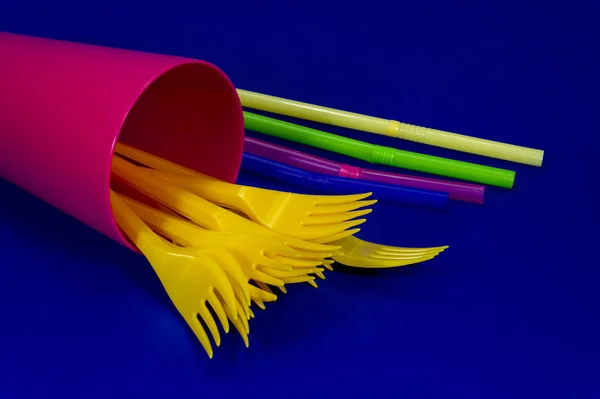 Egy Halom Műanyag Rózsaszín Bögre Színes Sorsot Kék Alapon Sárga — Stock Fotó