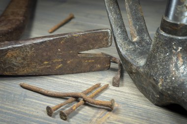 Eski paslı çivi ile bakım, onarım, inşaat veya DIY kavramı kırpılmış görünümü kadar yakın içinde iki çekiç