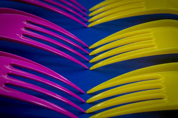 Sárga Rózsaszín Evőeszközök Műanyag Forks Rendezett Kék Háttér Színes Trendek — Stock Fotó