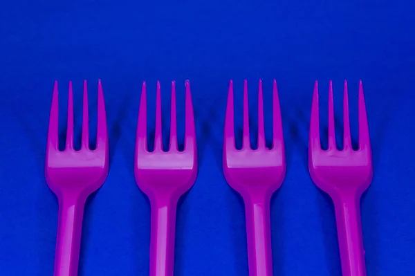 Pink Cutlery Plastic Forks Arranged Blue Background Plastic Waste Problem — Stock Photo, Image