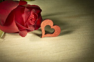 Kırmızı gül ve lazer ışık ahşap yüzey zemin üzerine aşk ve romantizm kavramları için metin için özgür kopya yer kırmızı ahşap kalp şekilleri kesim