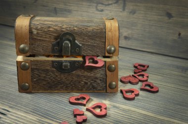 Kavramsal bir görüntü kopyalama uzayda aşk ve romantizm ile eski bir rustik ahşap yüzeyine bir gövdede veya Hazine sandıktan dökülmesini kalp şekilleri