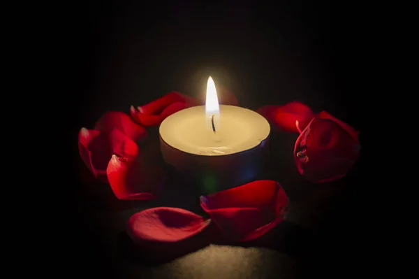 Τσάι Κερί Και Πέταλα Κόκκινων Τριαντάφυλλων Μικρό Βάθος Της Εστίασης — Φωτογραφία Αρχείου