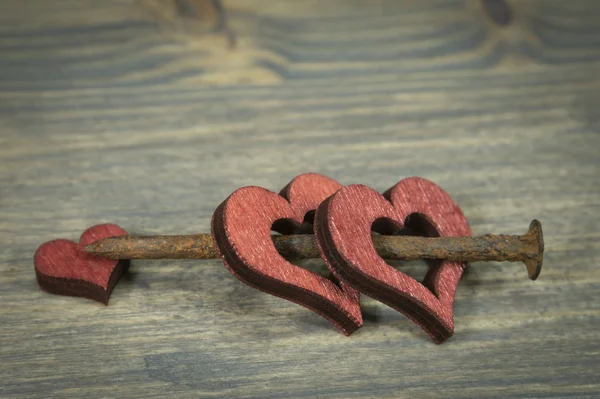 Holzherzen Die Mit Einem Kleinen Rostigen Nagel Verbunden Sind Ausgeschnittene — Stockfoto