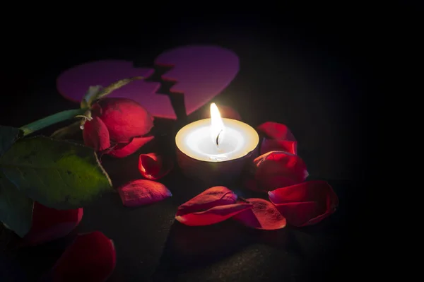 Vela Corazón Roto Pétalos Rosa Roja Con Poca Profundidad Enfoque — Foto de Stock