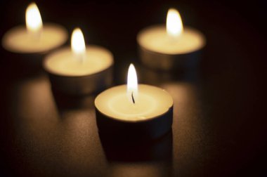 Siyah yansıma ile odak sığ derinliği ile çay mumlar