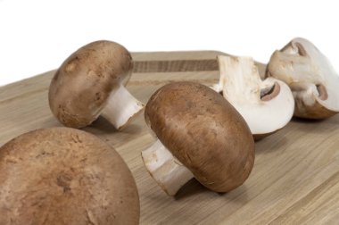 Taze bütün ve yarıya kahverengi bebek Bella mantar