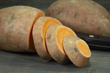 Tatlı patates Ipomoea batatas rustik ahşap masa üzerinde