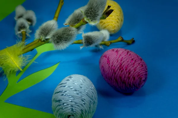 Bourgeons de saule, oeufs de Pâques et découpe de papier bleu — Photo