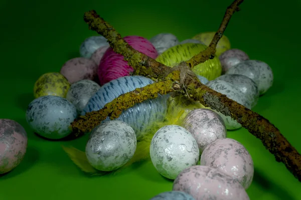 Huevos de Pascua hechos a mano y cruz de ramitas en verde —  Fotos de Stock