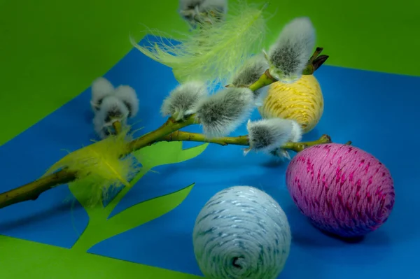 Brotes de sauce, huevos de Pascua y recortes de papel azul —  Fotos de Stock