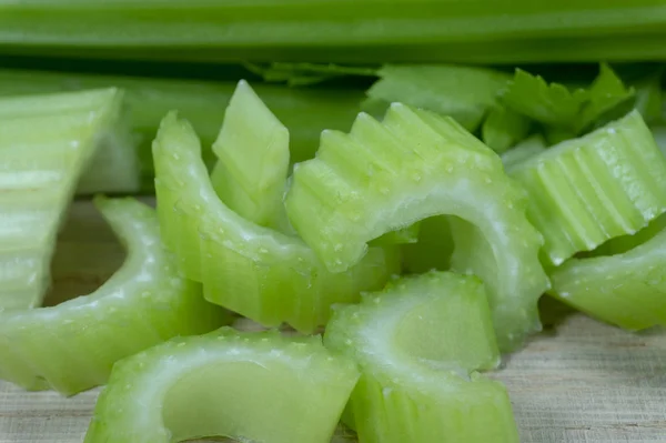 Plátky čerstvého celeru na dřevěné prkénko — Stock fotografie