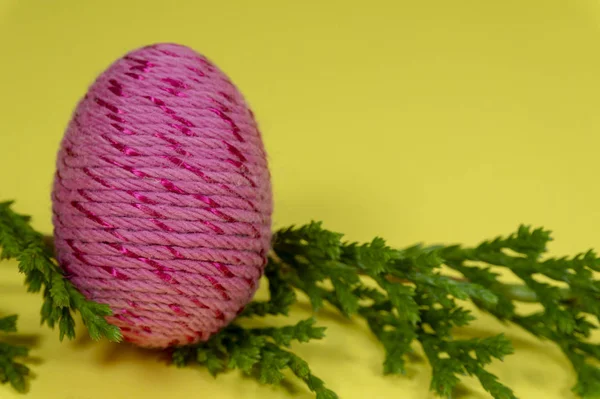 Joyeux Pâques symbole oeuf rose sur fond jaune — Photo