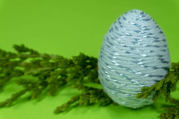 Yeşil arka planda Mutlu Paskalya sembolü mavi yumurta — Stok fotoğraf