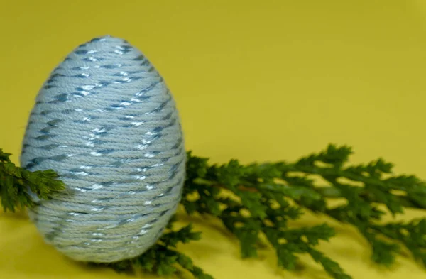 Sarı arka planda Mutlu Paskalya sembolü yumurta — Stok fotoğraf