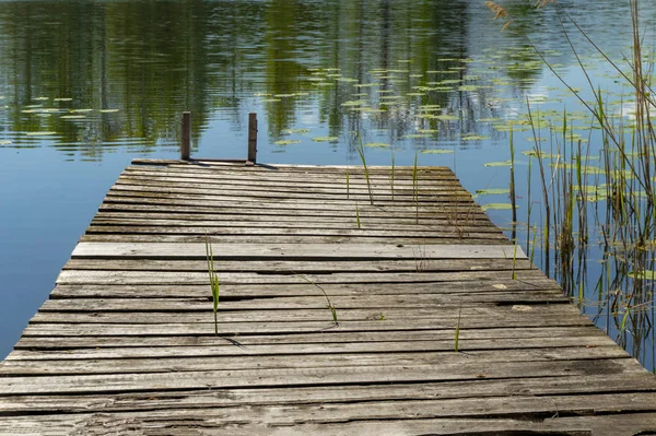 静かな湖の古い素朴な木製桟橋 — ストック写真