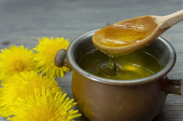 Pot de miel égouttant une cuillère — Photo