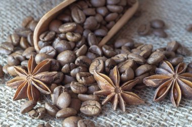 Kavrulmuş kahve çekirdekleri, Yıldız anason ve tarçın