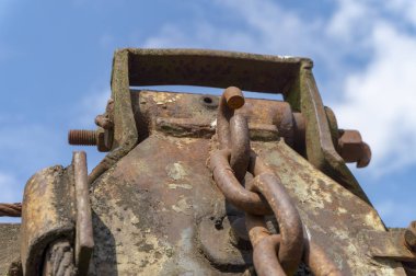 Bir makinede eski bir paslı zincirüzerinde yakın