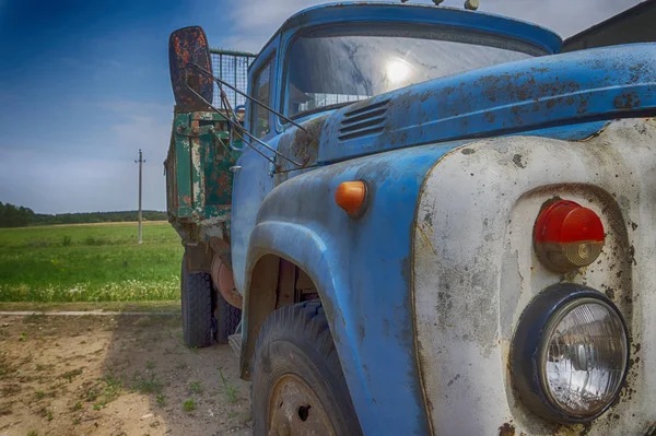 Velho caminhão enferrujado ou caminhão ao ar livre em um campo — Fotografia de Stock