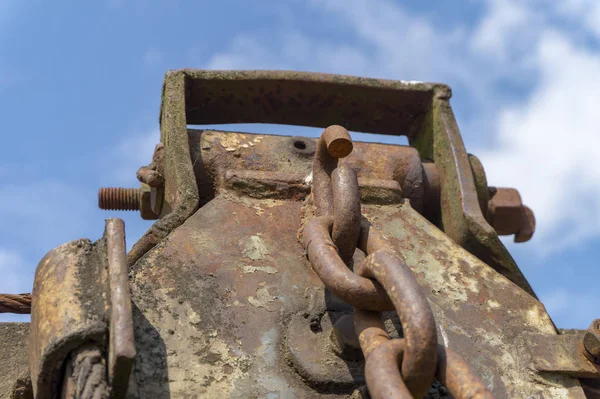 Bliska na starej zardzewiałe łańcucha na maszynie — Zdjęcie stockowe