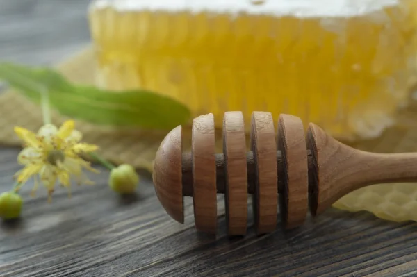 Bloque de miel de peine con flor de tilo y utensilio — Foto de Stock
