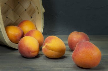 Taze şeftali uçlu hasır sepeti dışarı dökülme