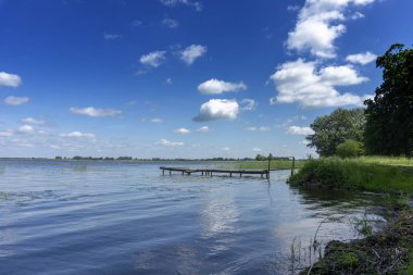Bir göle giden eski çürük ahşap iskele