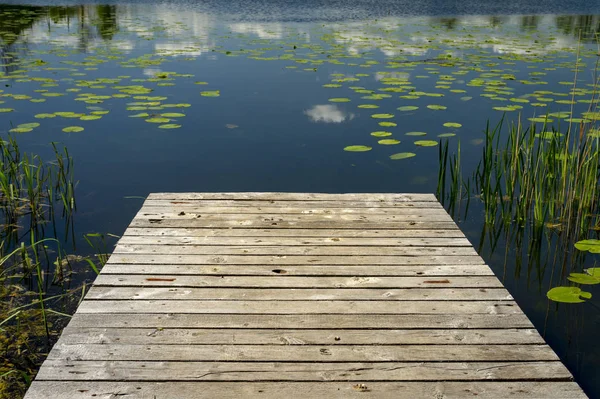 Vieille jetée rustique en bois sur un lac tranquille — Photo